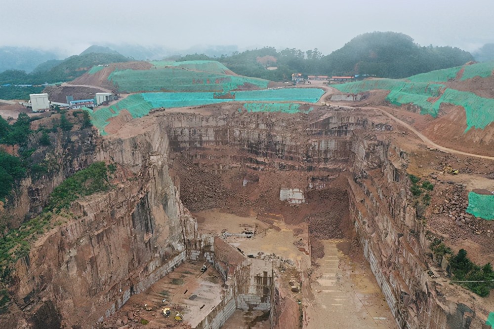 廣西岑溪市花崗巖礦山“開膛破肚”粗放式開采,生態(tài)破壞嚴(yán)重