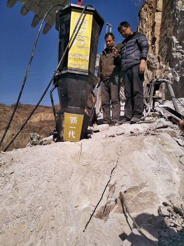 廣西南寧挖地基坑石材廠開采硬巖石破碎錘打不動怎么辦劈裂機廠家
