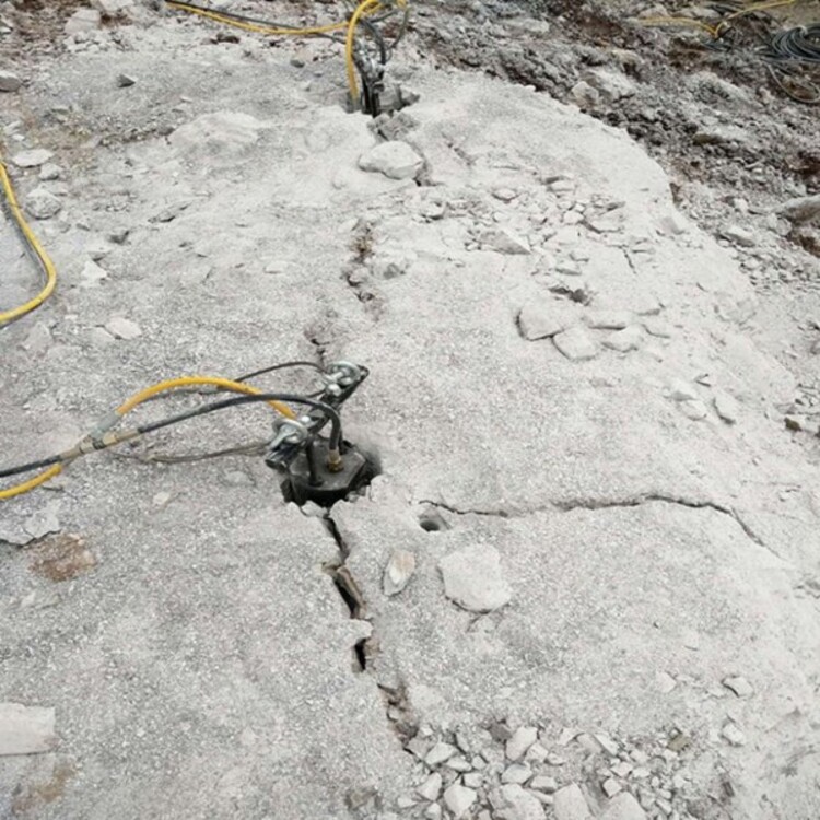 張家口陽原縣石材場花崗巖液壓開采撐石分裂機-